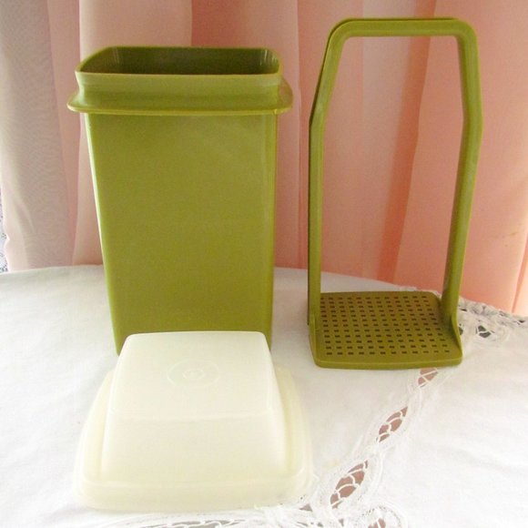 TUPPERWARE PICKLE KEEPER, PULL-UP STRAINER, EASY ACCESS, EUC GREEN VINTAGE, EUC - Picture 4 of 5